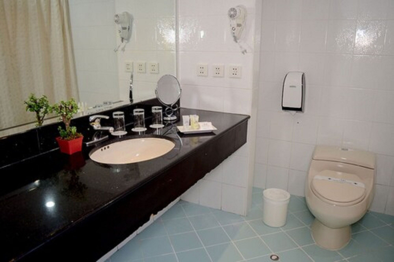 Bathroom 4, Hotel MiraMar, Lima
