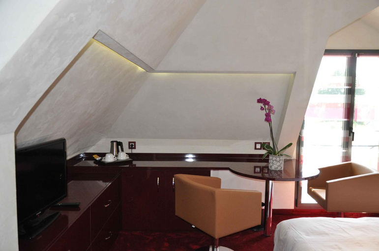 Bedroom 2, Le Domaine Des Chevaliers De Malte Hotel, Manche