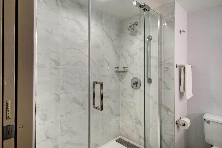Bathroom 4, Doubletree By Hilton Lax - El Segundo, Los Angeles
