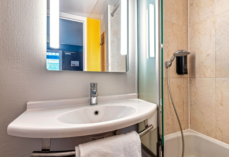 Bathroom 4, B&B HOTEL Quimper Nord Douarnenez, Finistère