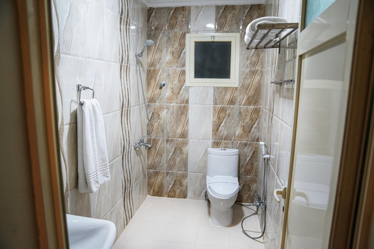 Bathroom 5, Ghosn Albanafsej Hotel Apartment, Dammam