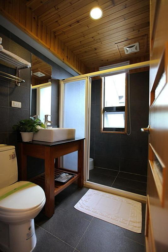 Bathroom 3, Crossing the Rainbow Bridge Bed & Breakfast, Hualien