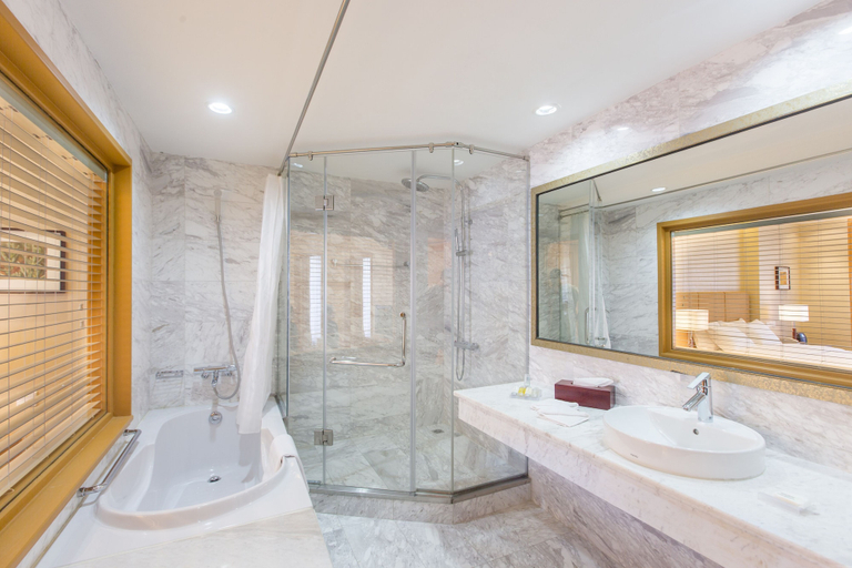 Bathroom 4, Hilton Garden Inn Hanoi, Hoàn Kiếm