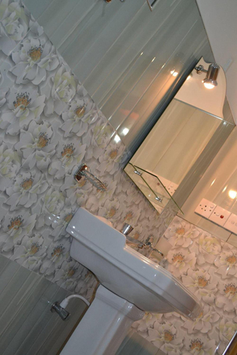 Bathroom 3, Cinnamon Tree, N. Palatha East
