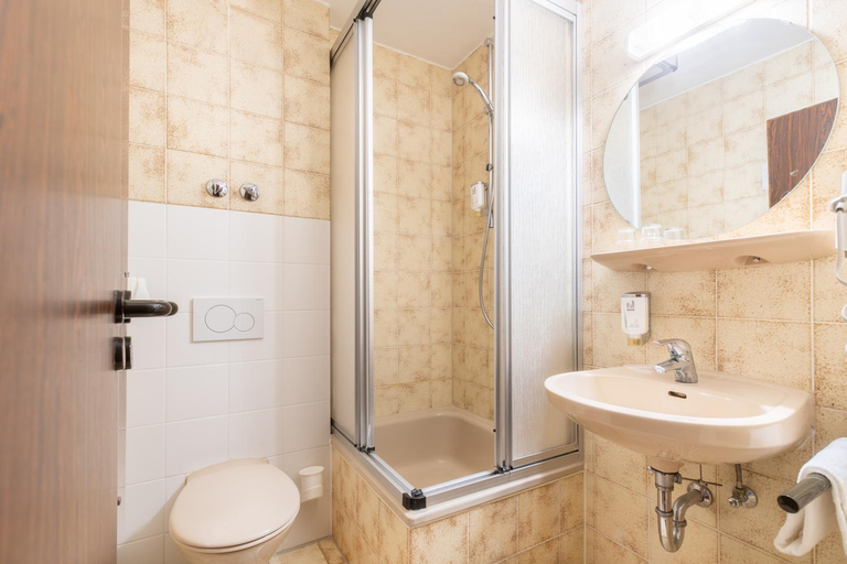 Bathroom 5, Hotel Leonet, Köln