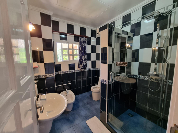 Bathroom 4, Au Fond De Mer View