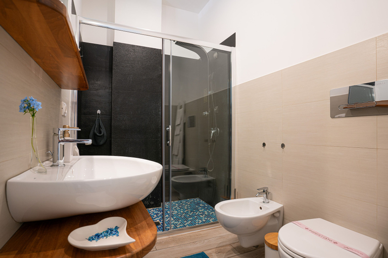 Bathroom 5, B&B MarLove Siracusa, Syracuse