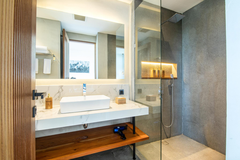 2, Elegant 5BR Villa Retreat Steps From Canggu Beach, Badung