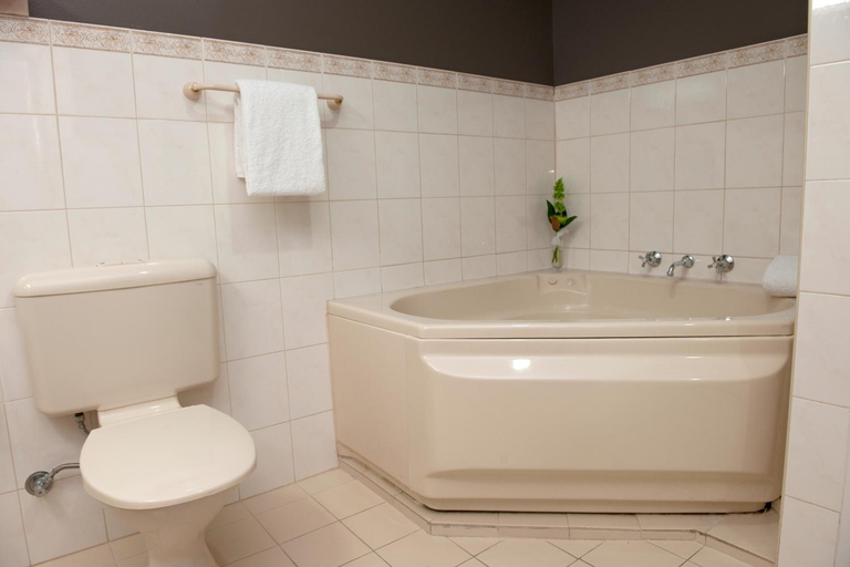 Bathroom 5, Adelaide Riviera Hotel, Adelaide
