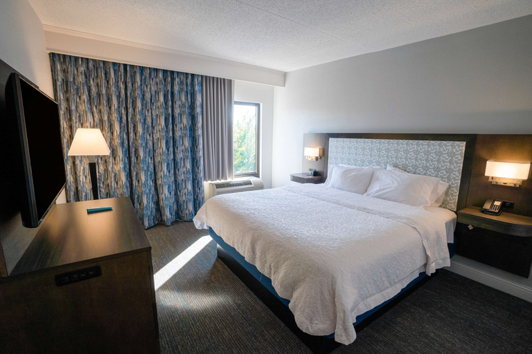 Bedroom 4, Hampton Inn & Suites Fairfield, Essex