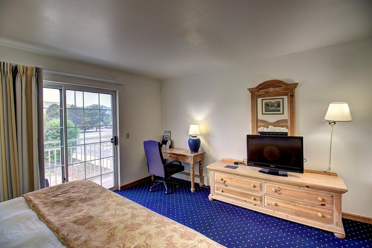 Bedroom 3, Days Inn & Suites by Wyndham Lolo, Missoula