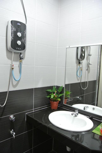 Bathroom 4, Teluk Lipat Seaview Inn, Dungun
