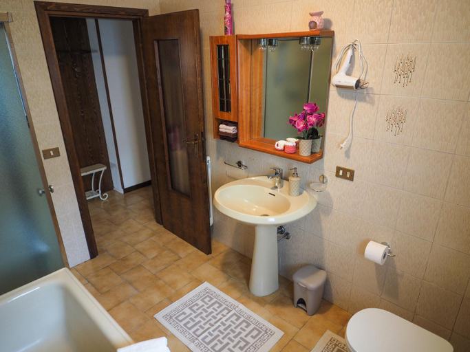 Bathroom 3, Paradiso della Bici, Sondrio
