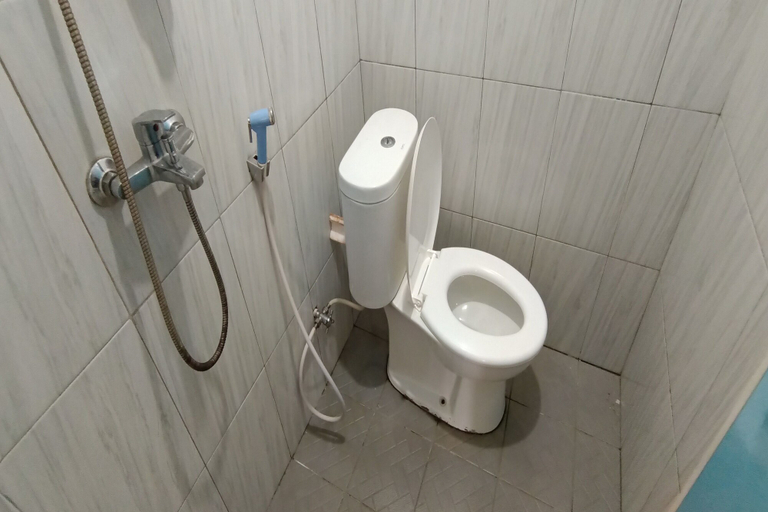 Bathroom 4, Hotel O Gr Kost Kaladan, Tapin