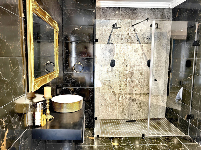 Bathroom 3, 4 on Pritchard, City of Johannesburg