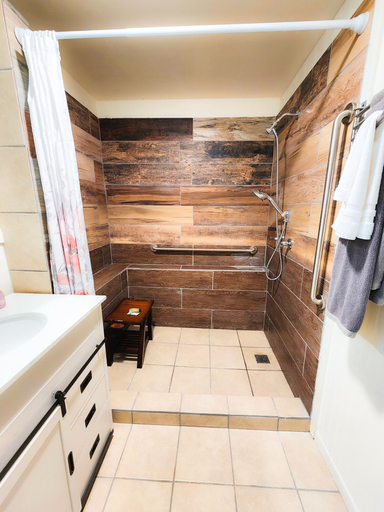 Bathroom 3, Gena's Sierra Inn & Restaurant, Fresno