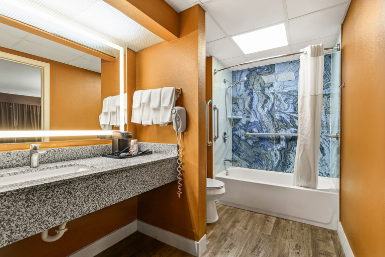 Bathroom 5, Quality Inn & Suites Corinth West, Alcorn