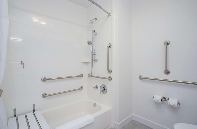 Bathroom 4, Hampton Inn Vincennes, Knox