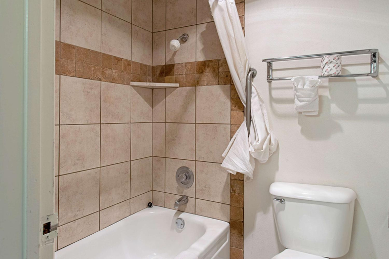 Bathroom 3, Motel 6 Pendleton, OR - West, Umatilla