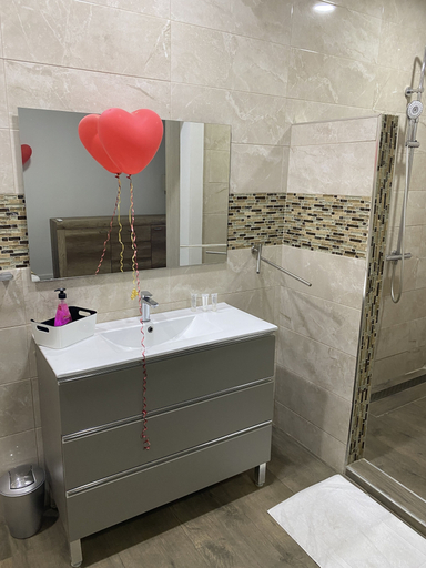 Bathroom 4, Empire 1 Celinastraat Paramaribo, Centrum