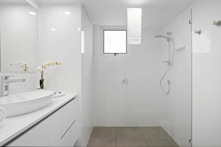 Bathroom 4, Burleigh Mediterranean Beachfront Resort, Gold Coast