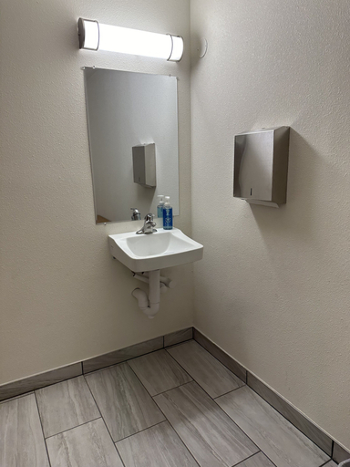 Bathroom 5, Super 8 by Wyndham Grand Island South, Hall