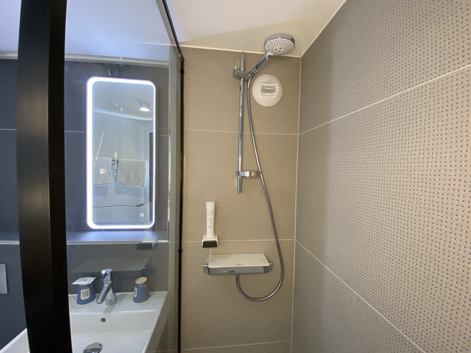 Bathroom 4, Best Western Bourgoin Jallieu, Isère