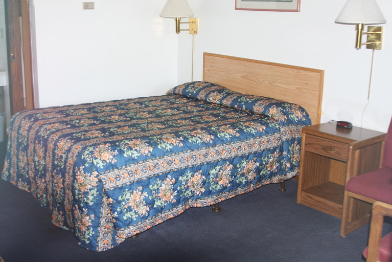 Bedroom 2, Viking Jr. Motel, Nicollet