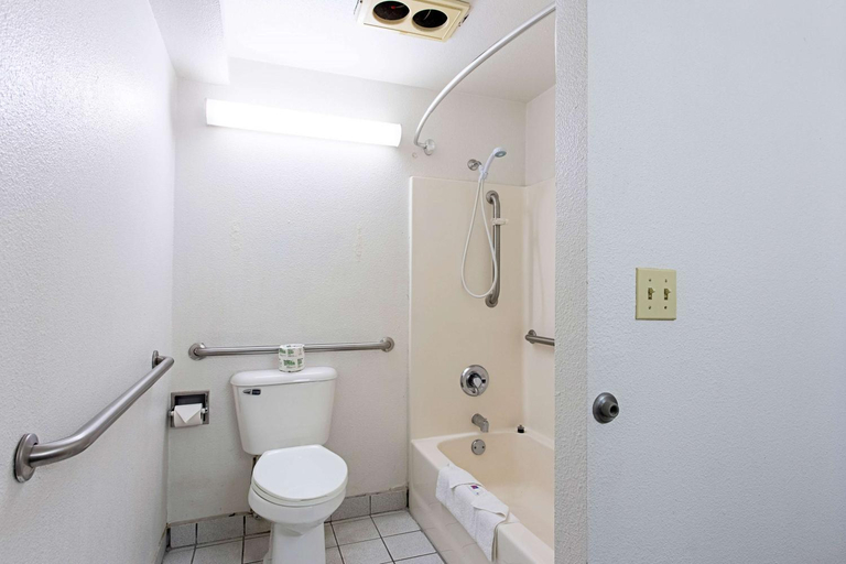 Bathroom 3, Motel 6 Pendleton, OR - West, Umatilla