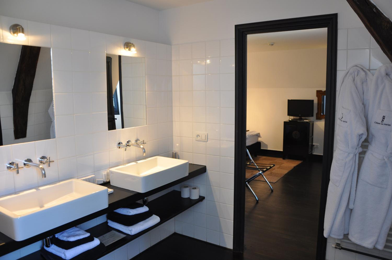 Bathroom 5, Chateau Les Merles et ses Villas, Dordogne