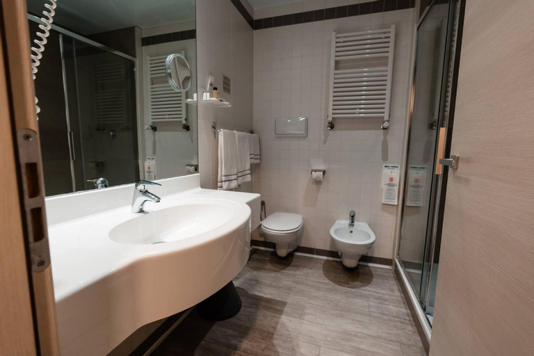 Bathroom 18
