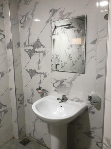 Bathroom 4, Hotel Varsha, Kekirawa