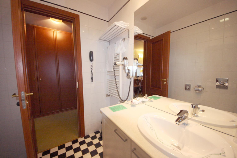 Bathroom 4, Hotel Savoy, Timisoara