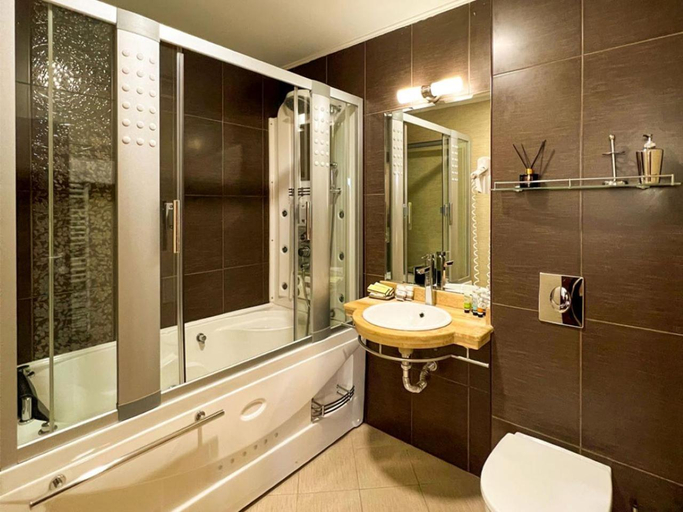 Others 5, Hotel Dream, Stolichna