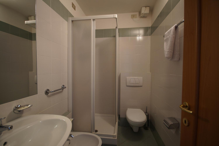 Bathroom 12