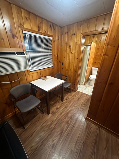 Others 3, Country Cabin Motel, Grant