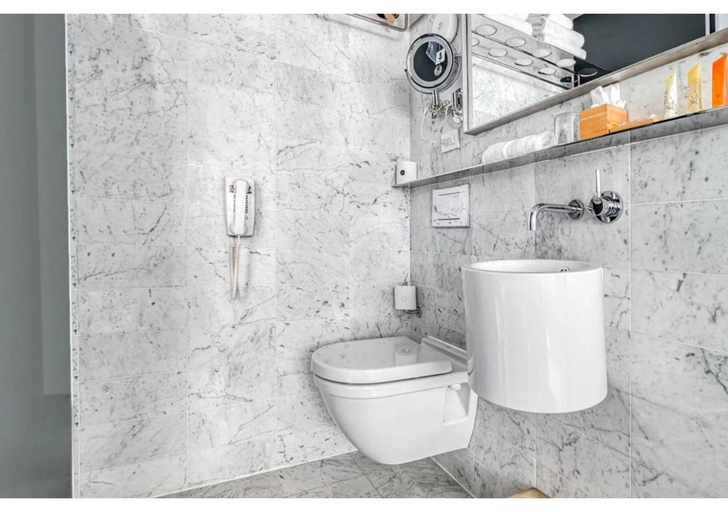 Bathroom 10