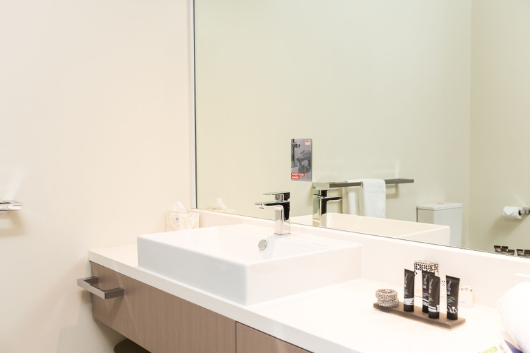 Bathroom 5, The Colmslie Hotel, Morningside