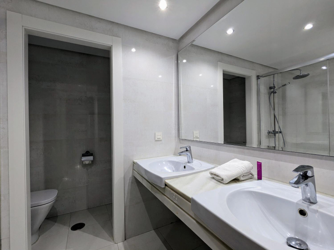 Bathroom 2, Benabola Hotel & Suites, Málaga