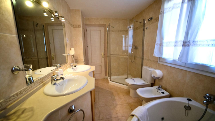 Bathroom 5, Marbella Beach Resort at Club Playa Real, Málaga