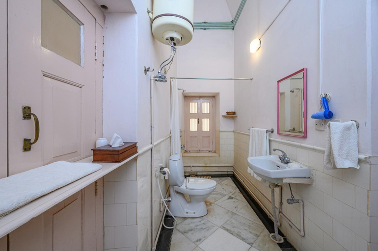 Bathroom 3, Neemrana's - Piramal Haveli, Jhunjhunun