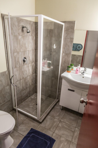 Bathroom 4, Choice Backpackers, Waitakere