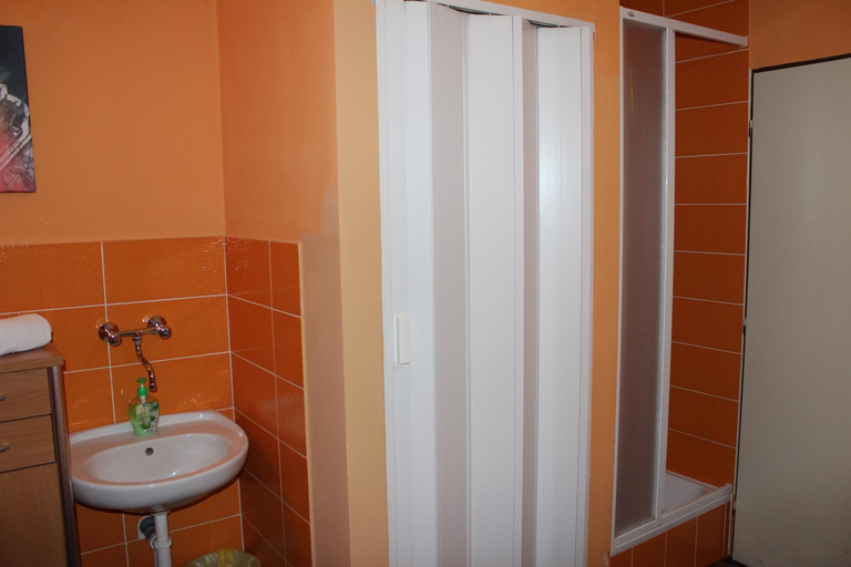 Bathroom 2, Hotel Praha Club bed & breakfast, Praha 1