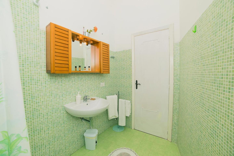 Bathroom 2, B&B Bouganville, Salerno