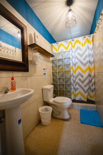 Bathroom 4, Hostel, Cafe & Garden Travelers, Santiago