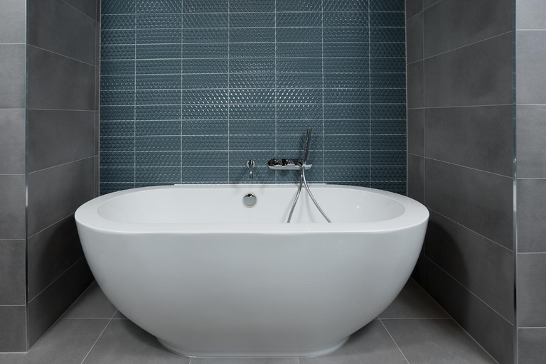 Bathroom 5, McWilliam Park Hotel