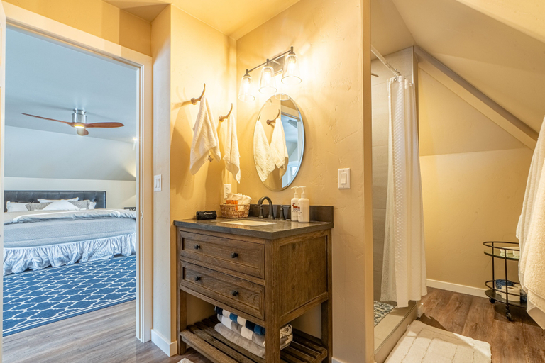 Bathroom, Antlers on the Creek Bed & Breakfast, La Plata