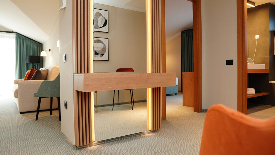 Others 5, Hotel Sorin Mihai, Halchiu