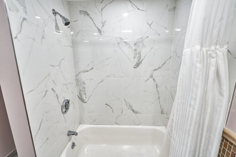 Bathroom 5, Seaport Resort & Marina, Bristol