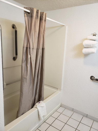 Bathroom 2, Motel 6 Milwaukee, WI - Glendale, Milwaukee